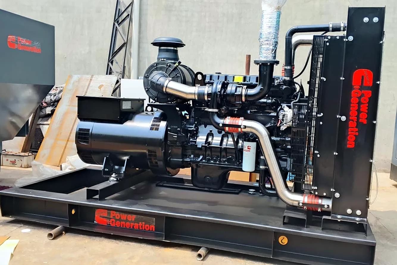 Cummins 500 kVA open generator set seen from the side, with QSZ13 engine, alternator and radiator